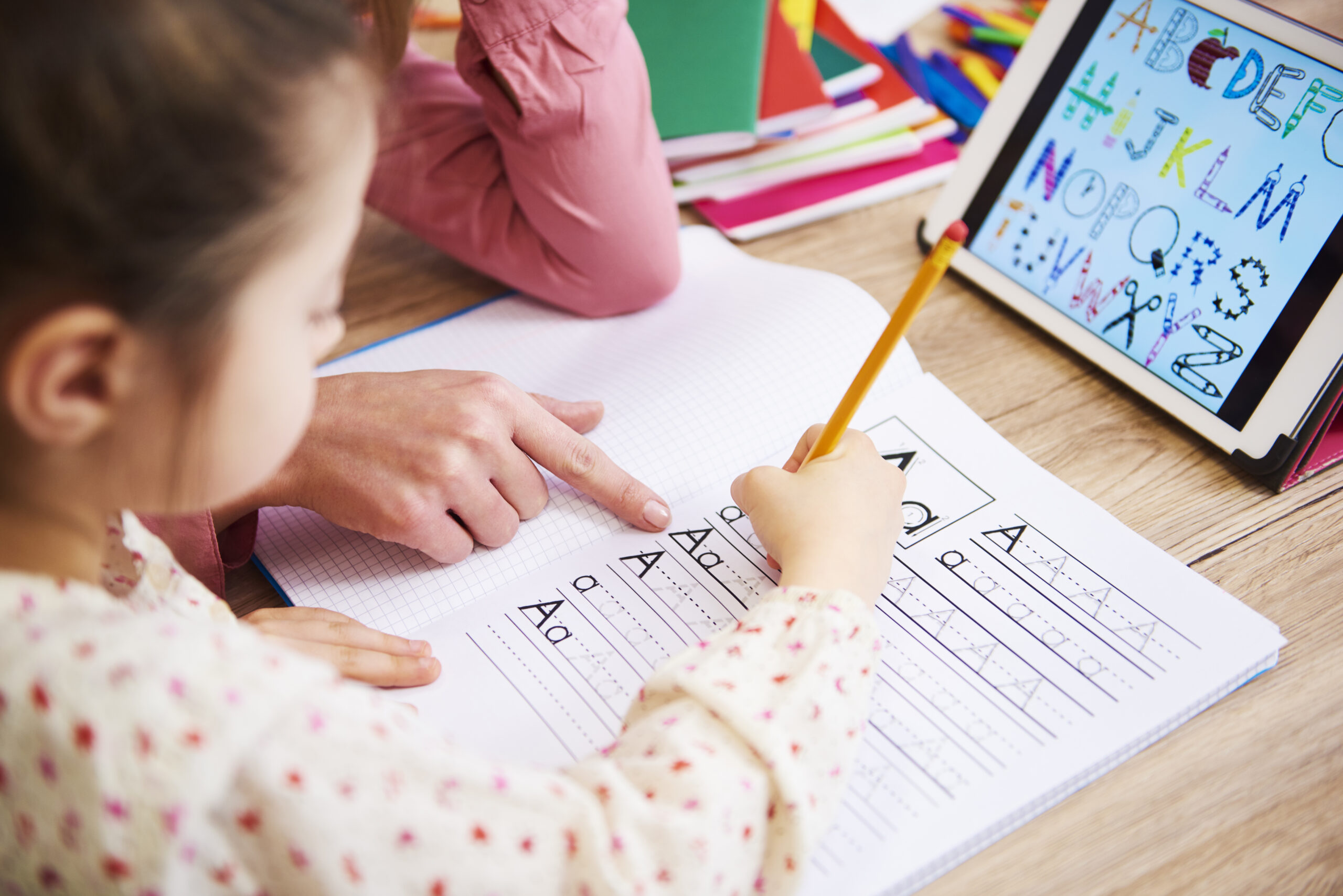 Learning to write. Помощь в выполнении домашнего задания начальная школа. Письменные упражнения в начальной школе дети. Фон для домашних заданий. Выполнение домашнего задания с учителем.